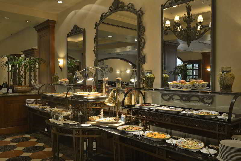 The Sherwood Тайбэй Экстерьер фото A buffet at a hotel